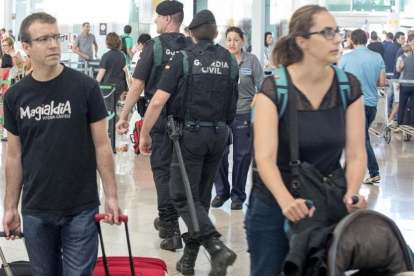 Guardia  Civil en los controles de seguridad del aeroperto de Barcelona.-FERRAN NADEU