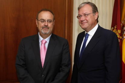 El consejero de Educación de la Junta, Fernando Rey, se reúne con el alcalde de León, Antonio Silván-Ical