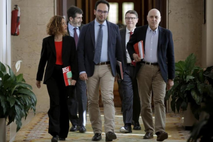 Llegada del equipo negociador del PSOE a la reunión a tres, con Podemos y Ciudadanos.-JOSE LUIS ROCA