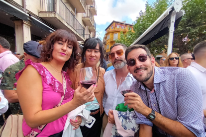 Muchos brindis con vino de Ribera, ayer en la Gran Fiesta de la Vendimia. FOTOS: © ECB /  L. V.