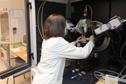 Una investigadora trabaja, en una imagen de archivo, con uno de los equipos del parque científico.-ISRAEL L. MURILLO