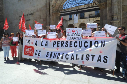 Concentración de trabajadores de la UBU frente a la Puerta Romeros.-I.L.M.