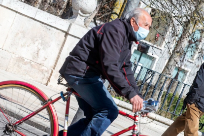 Un hombre circula en bicicleta por el centro de Burgos. SANTI OTERO