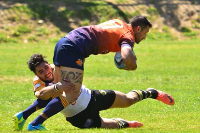 Bianco placa a un jugador del L'Hospitalert, ayer, en Feixa Llarga.-IGNASI GONZÁLEZ