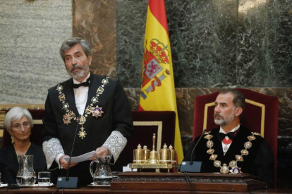 El Rey Felipe VI, junto a la fiscal general del Estado, María José Segarra y Carlos Lesmes.-ANGEL DÍAZ (EFE)