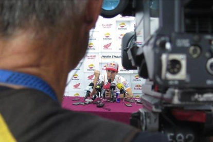 Marc Márquez atiende a los medios de comunicación tras su espectacular accidente y después de ser uno de los grandes protagonistas de la segunda sesión de entrenamientos del GP de Tailandia.-EMILIO PÉREZ DE ROZAS
