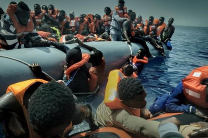 Rescate en alta mar de una barca repleta de inmigrantes y refugiados africanos, en aguas de Libia, este verano.-RICARDO GARCIA VILANOVA