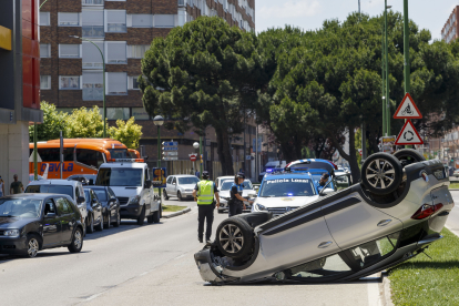 Imagen del vehículo volcado en la avenida de Castilla y León. SANTI OTERO