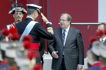 El Rey Felipe VIsaluda a Juan Vicente Herrera, ayer, en el desfile de las Fuerzas Armadas celebrado en Madrid.-Ical