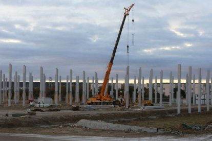 El primer pilar se colocó hace una semana y ayer este era el aspecto del terreno de la planta.-RAÚL G. OCHOA