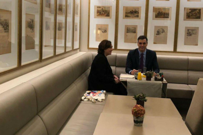 Ada Colau y Pedro Sánchez, durante la reunión que han mantenido este viernes.-MONCLOA
