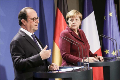 Hollande y Merkel, en la rueda de prensa tras la reunión del Cuarteto de Normandía.-MICHAEL KAPPELER / EFE