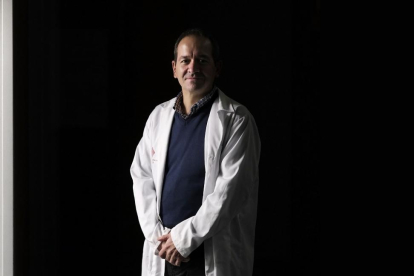 Enrique López Poveda en las instalaciones del Instituto de Neurociencias de Castilla y León.-ENRIQUE CARRASCAL