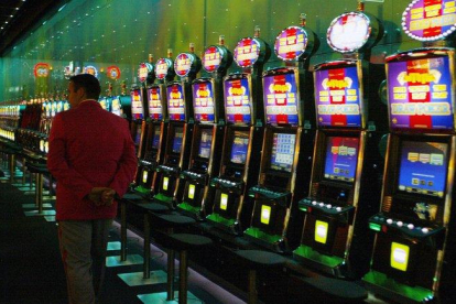 El gobernante indicó que las apuestas en el referido casino se podrán realizar en moneda convertible.-AFP