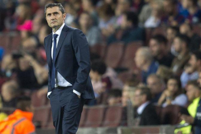 Valverde, en el Camp Nou durante el partido con el Málaga.-JORDI COTRINA