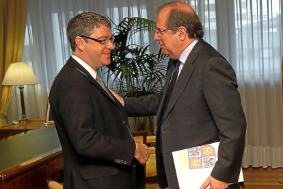El presidente de la Junta, Juan Vicente Herrera, de la mano con el ministro de Energía, Álvaro Nadal-ICAL