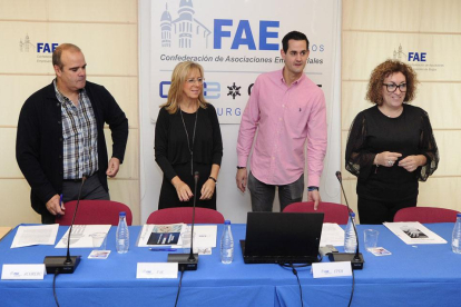 Enrique Mata durante la presentación acompañado por representantes de FEC, FAE y Acorebu.-ISRAEL L. MURILLO