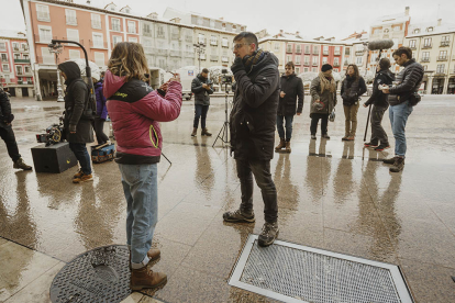 Patricia López Arnaiz conversa con David Pérez Sañudo durante el rodaje de 'Agrio' en la Plaza Mayor de Burgos. © CARLOS MATEO