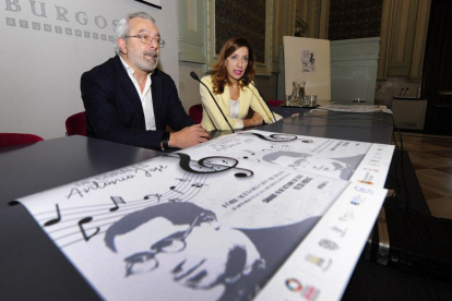Martínez junto a la presidenta del IMC, Nuria Barrio, durante la presentación del certamen.-ISRAEL L. MURILLO