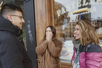 David Pérez Sañudo bromea con Patricia López Arnaiz (derecha) e Itziar Ituño durante el rodaje. © CARLOS MATEO