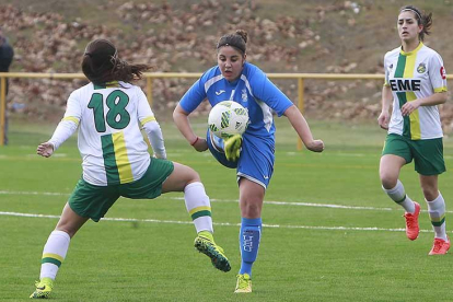 Marta López despeja un balón ante el acoso de una delantera del San Ignacio en el duelo de ayer-Raúl G. Ochoa
