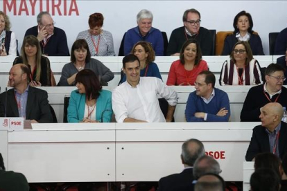 Pedro Sánchez con los dirigentes socialistas al inicio de la reunión del comité federal, en Madrid.-DAVID CASTRO