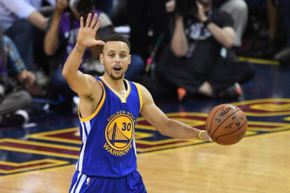 Stephen Curry, durante una jugada del cuarto partido de la final de la NBA disputado entre los Golden State Warriors  y los Cavaliers de Cleveland.-AFP / JASON MILLER