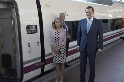 El presidente del gobierno,Mariano Rajoy junto a la ministra de Fomento, Ana Pastor suben al tren de alta velocidad que hace la línea Madrid-Palencia-León-Ical