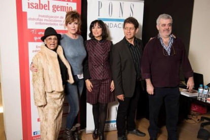 De izquierda a derecha: La Chunga, Belinda Washington, Isabel Gemio, Pedro Casablanch y Millan Salcedo, en la inauguración de la exposicion solidaria 'Artistas con duende'.-