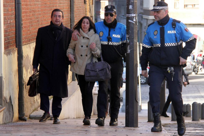 Raquel Gago llega a la Audiencia Provincial de León acompañada por su letrado, Fermín Guerrero (I) y dos policías municipales-ICAL