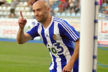 Pablo Infante celebra uno de los goles que consiguió con la Ponferradina.-