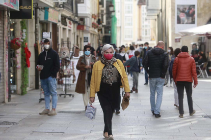 Personas paseando con mascarilla por la calle de la Paloma durante la mañana de ayer. RAÚL OCHOA