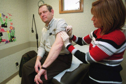 Un hombre recibe una vacuna en un ambulatorio de Iowa.-Foto: LAURA SEGALL / AP