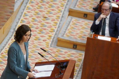 La candidata a la presidencia de la Comunidad de Madrid, Isabel Díaz Ayuso, y el líder del PSOE madrileño, Ángel Gabilondo, en el debate de investidura.-JOSÉ LUIS ROCA