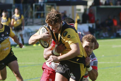 Emiliano Calle progresa con el oval a pesar del esfuerzo defensivo de un rival.-RAÚL OCHOA