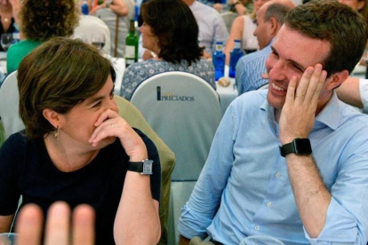 Los candidatos a presidir el PP, Soraya Sáenz de Santamaría y Pablo Casado, el pasado martes, en la cena de verano del grupo parlamentario del PP. /-EFE