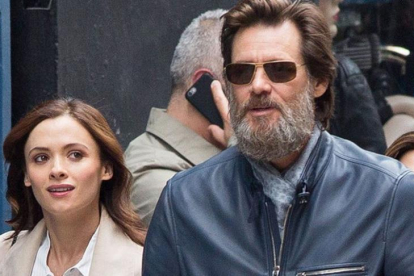 Cathriona White y Jim Carrey.-EL PERIÓDICO
