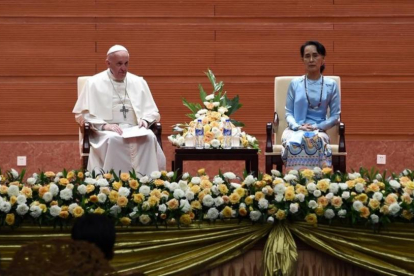 El Papa Francisco y la líder birmana Aung San Suu Kyi en Rangún.-/ AFP / AUNG HTET