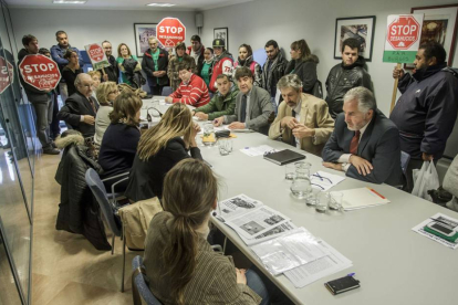 Los intengrantes de la plataforma en su entrada a la reunión del consejo del IMC, en el Teatro Principal.-SANTI OTERO