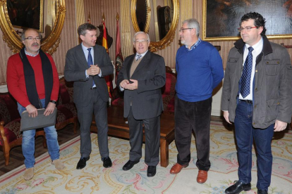 Miembros del Colegio Oficial de Psicología de Castilla y León, en su reunión con el alcalde de Burgos.-ISRAEL L. MURILLO