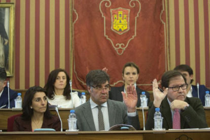 Un momento de una de las votaciones a mano alzada, ayer, en el Pleno municipal de abril.-RAÚL G. OCHOA