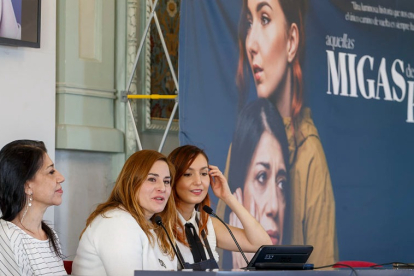 Mónica Bardem, Inma Cuevas y Carmen Ibeas durante la presentación de 'Aquellas migas de pan'. SANTI OTERO