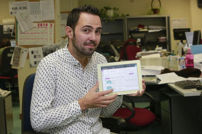 Pablo Lamas, uno de los socios de Travel Flag, posa con una ‘tablet’ en la que se puede apreciar la aplicación Aquotic.-RAÚL OCHOA
