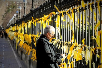 Lazos amarillos en torno al Parlament.-FERRAN NADEU