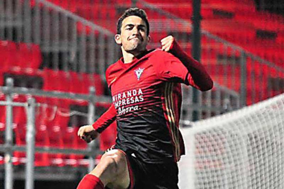 Claudio Medina festeja la consecución de un gol en Anduva-Jose Esteban Egurrola