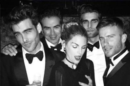 Jon Kortajarena posa con un grupo de amigos, entre los que destaca Amaia Salamanca, en el 33 cumpleaños de Marta Ortega, en Londres.-INSTAGRAM