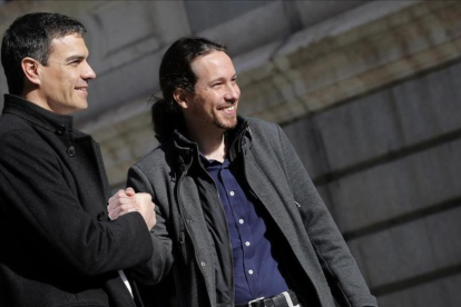 Sánchez e Iglesias, en el Congreso de los Diputados tras la reunión que mantuvieron el 30 de marzo del 2016.-JOSE LUIS ROCA