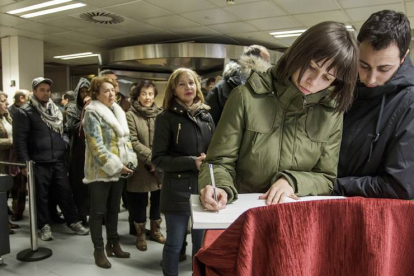 Los burgaleses plasman sus mensajes en el libro de condolencias.-SANTI OTERO