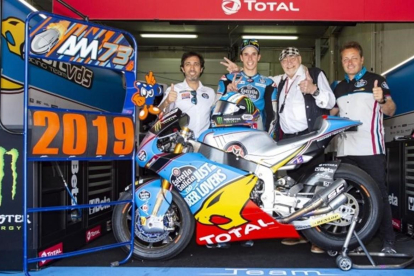 Àlex Márquez, en el centro, junto a los máximos responsables del equipo de Moto2 en el que continuará. /-ESTRELLA GALICIA 0.0 PRESS