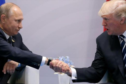 Putin y Trump se dan la mano en su reunión del día 7, en el marco de la cumbre del G-20.-REUTERS